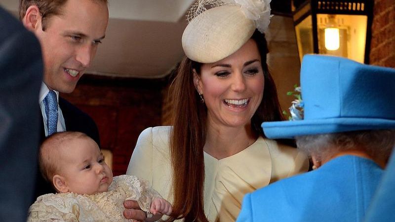 Echtes Jordan-Wasser ist bei der Taufe des Royal-Baby im Einsatz. Große Freude bei Prinz William, Katherine und der Queen. (Foto)