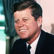 Warum musste JFK sterben? Verschwörungstheoretiker glauben die Antwort zu wissen. Warum musste JFK sterben? Verschwörungstheoretiker glauben die Antwort zu wissen.