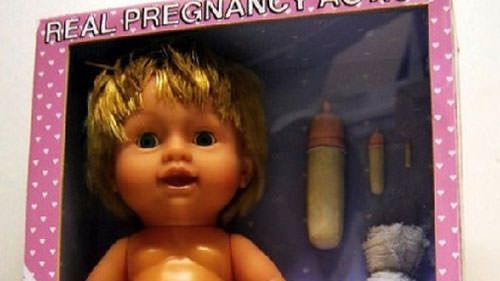 Diese Puppe ist ja wohl eindeutig zu jung, um schon selbst Mutter zu werden. (Foto)