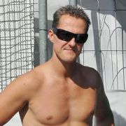 Dabei hat Michael Schumacher den Ruf eines Fitness-Fanatikers. Auch nach seinem F1-Rückzug trainiert er noch immer vier bis sechs Stunden am Tag. Dabei hat Michael Schumacher den Ruf eines Fitness-Fanatikers. Auch nach seinem F1-Rückzug trainiert er noch immer vier bis sechs Stunden am Tag.