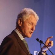 Promis aus der ganzen Welt nehmen Anteil: Bill Clinton hat über Twitter mitgeteilt, dass er für Michael Schumacher betet. Promis aus der ganzen Welt nehmen Anteil: Bill Clinton hat über Twitter mitgeteilt, dass er für Michael Schumacher betet.
