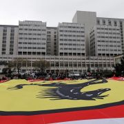 Die angereisten Tifosi entrollen ein riesiges Ferrari-Banner vor dem Hospital. Die angereisten Tifosi entrollen ein riesiges Ferrari-Banner vor dem Hospital.