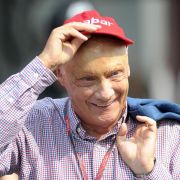 Niki Lauda verunglückte 1976 beim Formel-1-Rennen auf dem Nürburgring schwer. Er zog sich schlimmste Verbrennungen und Verätzungen der Lunge zu. Niki Lauda verunglückte 1976 beim Formel-1-Rennen auf dem Nürburgring schwer. Er zog sich schlimmste Verbrennungen und Verätzungen der Lunge zu.