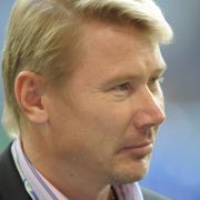 Schumachers früherer Formel-1-Kollege Mika Häkkinen verunglückt beim Saisonfinale in Australien 1995 im Training. Mit schweren Kopfverletzungen befand sich der Finne zehn Tage lang im Koma. Schumachers früherer Formel-1-Kollege Mika Häkkinen verunglückt beim Saisonfinale in Australien 1995 im Training. Mit schweren Kopfverletzungen befand sich der Finne zehn Tage lang im Koma.