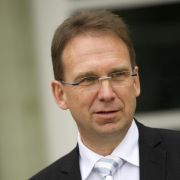 Der ehemalige thüringische Ministerpräsident Dieter Althaus erlitt bei einem Skiunfall im Jahr 2009 ein schweres Schädel-Hirn-Trauma, wurde jedoch bereits nach zwei Tagen wieder aus dem Koma geholt. Ein Helm rettete ihm das Leben. Der ehemalige thüringische Ministerpräsident Dieter Althaus erlitt bei einem Skiunfall im Jahr 2009 ein schweres Schädel-Hirn-Trauma, wurde jedoch bereits nach zwei Tagen wieder aus dem Koma geholt. Ein Helm rettete ihm das Leben.
