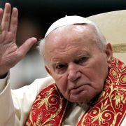 Papst Johannes Paul II. fiel nach einer langen Krankheitsgeschichte im April 2005 ins Koma. Zu diesem Zeitpunkt war der 84-Jährige bereits durch eine Sonde künstlich ernährt worden. Er starb nur wenig später in seinem Krankenbett. Papst Johannes Paul II. fiel nach einer langen Krankheitsgeschichte im April 2005 ins Koma. Zu diesem Zeitpunkt war der 84-Jährige bereits durch eine Sonde künstlich ernährt worden. Er starb nur wenig später in seinem Krankenbett.