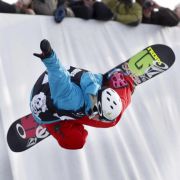 Snowboarder Kevin Pearce stürzte in Vorbereitung auf die Olympischen Winterspiele in Vancouver 2010 in der Halfpipe so schwer, dass er wochenlang im Koma lag. Er überlebte, musste das Sprechen und Gehen neu lernen. Snowboarder Kevin Pearce stürzte in Vorbereitung auf die Olympischen Winterspiele in Vancouver 2010 in der Halfpipe so schwer, dass er wochenlang im Koma lag. Er überlebte, musste das Sprechen und Gehen neu lernen.