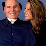 Christopher Reeve, bekannt als Superman-Darsteller, stürzte 1995 bei einem Reitturnier vom Pferd und brach sich dabei zwei Nackenwirbel. Der Schauspieler blieb infolge des Unfalls querschnittsgelähmt. Christopher Reeve, bekannt als Superman-Darsteller, stürzte 1995 bei einem Reitturnier vom Pferd und brach sich dabei zwei Nackenwirbel. Der Schauspieler blieb infolge des Unfalls querschnittsgelähmt.