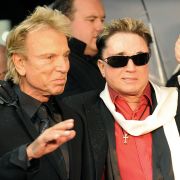 Roy (rechts), Teil des Zauberer-Duos Siegfried und Roy, wurde 2003 während einer Show von einem weißen Königstiger angefallen. Der Magier wurde schwer verletzt und überlebte den Unfall nur knapp. Seither ist er teilweise gelähmt. Roy (rechts), Teil des Zauberer-Duos Siegfried und Roy, wurde 2003 während einer Show von einem weißen Königstiger angefallen. Der Magier wurde schwer verletzt und überlebte den Unfall nur knapp. Seither ist er teilweise gelähmt.