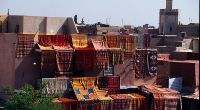 Farbenfrohe Berberteppiche sind sehr beliebte Mitbringsel für Marokko-Urlauber.