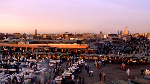 Auf dem zentralen Platz Marrakeschs, dem Djemaa El Fna, pulsiert das Leben vor allem in den Abendstunden. (Foto)