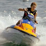 Sebastian Vettel darf sich als Weltmeister austoben - außer beim Surfen in Hai-Revieren. Sebastian Vettel darf sich als Weltmeister austoben - außer beim Surfen in Hai-Revieren.