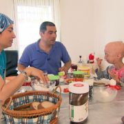 Gamze und ihre Eltern Metin und Fatma beim Frühstück: Die Krankheit hat die Familie noch fest zusammengeschweißt.