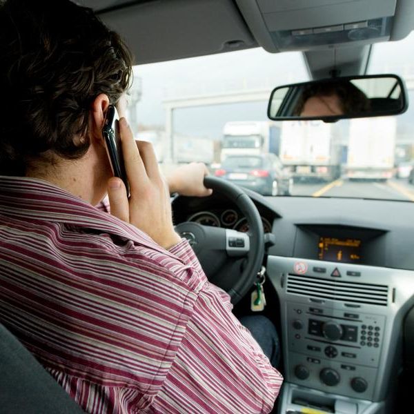 Telefonat während der Autofahrt: Punkte, Bußgeld oder sogar Fahrverbot? Telefonat während der Autofahrt: Punkte, Bußgeld oder sogar Fahrverbot? (Foto)