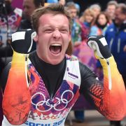 Feierbiest: Felix Loch holte die erste deutsche Medaille für Deutschland - und gleich eine goldene. Feierbiest: Felix Loch holte die erste deutsche Medaille für Deutschland - und gleich eine goldene.
