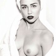 Nur nicht ganz entblößen: Miley Cyrus.