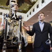 Rex steckt voller bionischer Technologie. Sein Mitentwickler Bertolt Meyer hat selbst eine bionische Hand. Rex steckt voller bionischer Technologie. Sein Mitentwickler Bertolt Meyer hat selbst eine bionische Hand.