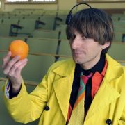 Neil Harbisson hört: Die Apfelsine ist orange. Neil Harbisson hört: Die Apfelsine ist orange.
