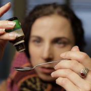 Homöopathische Tropfen sind zumindest unschädlich. Heißt es. Homöopathische Tropfen sind zumindest unschädlich. Heißt es.