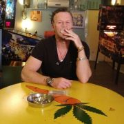 Wird Jenke von Wilmsdorff mit seinem neuesten Experiment zum Kiffer? Wird Jenke von Wilmsdorff mit seinem neuesten Experiment zum Kiffer?