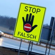 Mancherorts werden Falschfahrer durch solche Schilder gewarnt, um Schlimmeres zu verhindern. Mancherorts werden Falschfahrer durch solche Schilder gewarnt, um Schlimmeres zu verhindern.