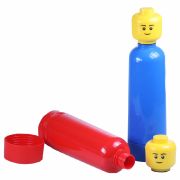 Die LEGO-Trinkflaschen kommen wahlweise in rot oder blau daher.
