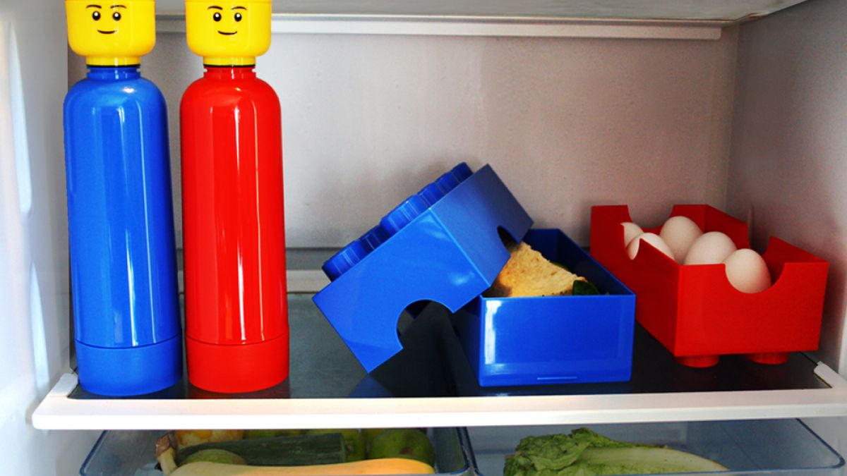 Die LEGO-Trinkflaschen machen in jedem Haushalt eine gute Figur und halten den Durst in Schach. (Foto)
