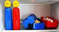Die LEGO-Trinkflaschen machen in jedem Haushalt eine gute Figur und halten den Durst in Schach.