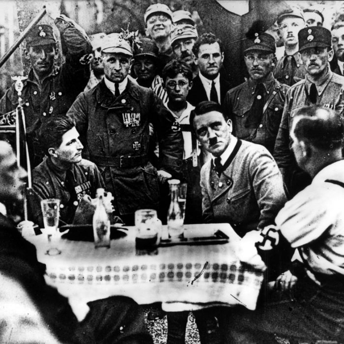 Oh nein! Schon wieder ein Hitler-Vergleich Oh nein! Schon wieder ein Hitler-Vergleich (Foto)