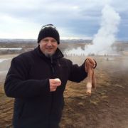 Kniffelige Aufgabe für Chefcholeriker Detlef: Er soll in einem brodelnden Geysir ein Ei kochen. Kniffelige Aufgabe für Chefcholeriker Detlef: Er soll in einem brodelnden Geysir ein Ei kochen.
