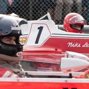 Die Rivalen James Hunt (Chris Hemsworth) und Niki Lauda (Daniel Brühl) schenken sich nichts. Die Rivalen James Hunt (Chris Hemsworth) und Niki Lauda (Daniel Brühl) schenken sich nichts.