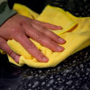 Das könnte am Wochenende auf uns zukommen: Feiner Wüstenstaub auf deutschen Autos. Das könnte am Wochenende auf uns zukommen: Feiner Wüstenstaub auf deutschen Autos.