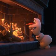 Olaf (gesprochen von Hape Kerkeling) scheint sich der schmelzenden Wirkung von Wärme und Feuer nicht bewusst zu sein. Olaf (gesprochen von Hape Kerkeling) scheint sich der schmelzenden Wirkung von Wärme und Feuer nicht bewusst zu sein.