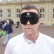 Blind! Jenke von Wilmsdorff (r.) mit dem blinden Fußballer Mulgheta Russom. Blind! Jenke von Wilmsdorff (r.) mit dem blinden Fußballer Mulgheta Russom.