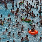 Je mehr Menschen in einem Schwimmbad sind, desto größer ist die Gefahr, dass sich durch die Reaktion von Chlor und Urin gefährliche Gifte bilden.