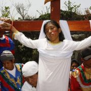 Osterritual auf den Philippinen: Die 19-jährige Maria Wendelyn Pedrosa lässt sich ans Kreuz nageln.