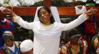 Osterritual auf den Philippinen: Die 19-jährige Maria Wendelyn Pedrosa lässt sich ans Kreuz nageln.