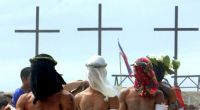 Kreuzigung und Buße-Ritual auf den Philippinen: Männer und Frauen immitieren zu Ostern die Bekreuzigung Jesu Christi und lassen sich nach einem anstrengendem Bußemarsch freiwillig ans Kreuz nageln.