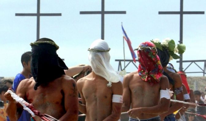 Kreuzigung und Buße-Ritual auf den Philippinen: Männer und Frauen immitieren zu Ostern die Bekreuzigung Jesu Christi und lassen sich nach einem anstrengendem Bußemarsch freiwillig ans Kreuz nageln.