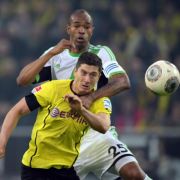 Dortmunds Robert Lewandowski im Duell mit Wolfsburgs Naldo.