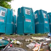 Jeder kennt sie, kaum jemand mag sie. Die Rede ist von den meist blauen Plastik-Toiletten bei öffentlichen Veranstaltungen. Jeder kennt sie, kaum jemand mag sie. Die Rede ist von den meist blauen Plastik-Toiletten bei öffentlichen Veranstaltungen.