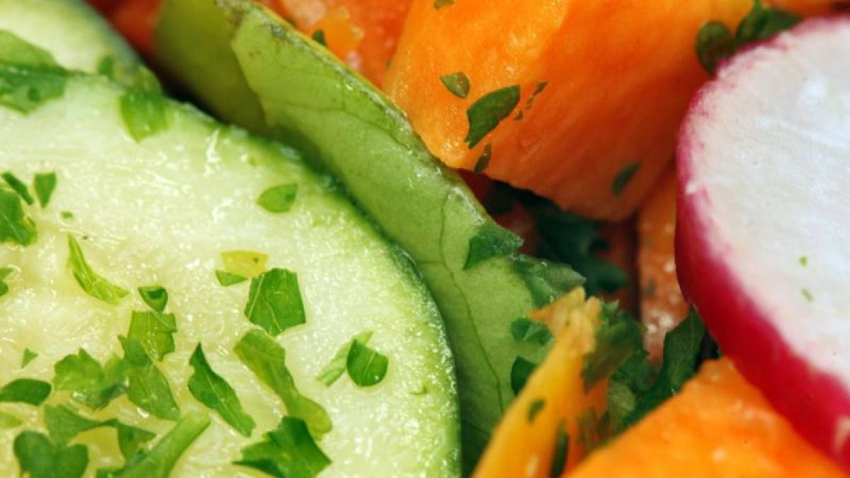 Salat gilt bei vielen als Vitaminbombe schlechthin - doch sein Ruf ist besser als die Fakten. Salat gilt bei vielen als Vitaminbombe schlechthin - doch sein Ruf ist besser als die Fakten. (Foto)