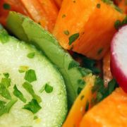 Salat gilt bei vielen als Vitaminbombe schlechthin - doch sein Ruf ist besser als die Fakten.