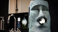 Stilvoller Blickfang: Der Große Moai Taschentuchhalter.