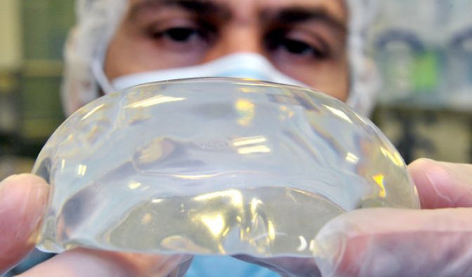Silikon-Implantate sind teuer und nicht viele Frauen haben das Geld dafür. Mit Crowdfunding kann frau sich mit Hilfe von liquiden Männern ihren Wunsch erfüllen.