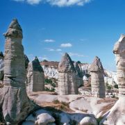 Warum dieses Tal bei Göreme in Kappadokien «Love Valley» heißt, ist leicht zu erraten. Warum dieses Tal bei Göreme in Kappadokien «Love Valley» heißt, ist leicht zu erraten.