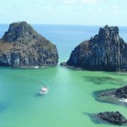 Felsige Ode an die Weiblichkeit: Die Dois Irmão auf der brasilianischen Insel Fernando de Noronha. Felsige Ode an die Weiblichkeit: Die Dois Irmão auf der brasilianischen Insel Fernando de Noronha.