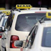 Taxistände sind allein Taxen vorbehalten - wer hier sein Auto parkt, wird zur Kasse gebeten. Taxistände sind allein Taxen vorbehalten - wer hier sein Auto parkt, wird zur Kasse gebeten.