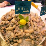 «Was ist grün und wenn man einen Kopf drückt, wird es rot? Ein Frosch im Mixer.» «Was ist grün und wenn man einen Kopf drückt, wird es rot? Ein Frosch im Mixer.»