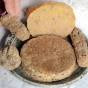 In Sachsen-Anhalt wird Milbenkäse hergestellt. Durch die Ausscheidungen der Achtbeiner wird der Käse fast schwarz, schmeckt sehr pikant, prickelnd und salmiakartig. In Sachsen-Anhalt wird Milbenkäse hergestellt. Durch die Ausscheidungen der Achtbeiner wird der Käse fast schwarz, schmeckt sehr pikant, prickelnd und salmiakartig.